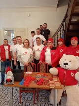Akcja krwiodawstwa w dworku w Koźminku. Kilkadziesiąt osób podzieliło się cennym lekiem. ZDJĘCIA