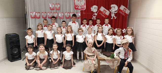 Obchody Narodowego Święta Niepodległości w Przedszkolu numer 1 w Jędrzejowie. Zobacz na kolejnych slajdach jak świętowały jędrzejowskie przedszkolaki
