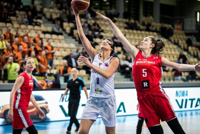 Koszykarki Artego Bydgoszcz pewnie wygrały w rewanżu z czeskim Basketball Nymburk i w II rundzie play-off EuroCup zagrają z węgierskim KSC Szekszard.

Artego Bydgoszcz - Basketball Nymburk 93:66 (22:14, 31:17, 21:18, 19:17).
Artego: McBride 7 (8 as.), Międzik 10 (2/4 za 3), Morrison 15, Stankovic 12 (7 zb.), Szott-Hejmej 11 oraz  Hornbuckle 10, Radocaj 9, Poboży 8 (6 zb.), Kuczyńska 5, Kocaj 6,  Niedziółka 0.

Nymburk: Krakovicowa 9, Khomenchuk 4 (4 zb.), Mircova 10 (2/4 za 3), Hoskova 2 (3 as.), Krejzova 6 oraz  Wells 18 (2/3 za 3, 4 as.), Paris 8 (6 zb.), Sklenarova 4, Bittar 5, Delic 0 (5 zb.), Dvorakova 0.

W pierwszym meczu w Czechach podopieczne Tomasza Herkta wygrały 72:66. 

Już w niedzielę o godz. 18.30 w bydgoskiej hali rewanżowy mecz derbowy w Energa Basket Lidze Kobiet: Artego Bydgoszcz - Energa Toruń.

ZOBACZ ZDJĘCIA KIBICÓW I Z PARKIETU W ARTEGO ARENIE >>>>>


Czy uda się skończyć z plastikiem?


