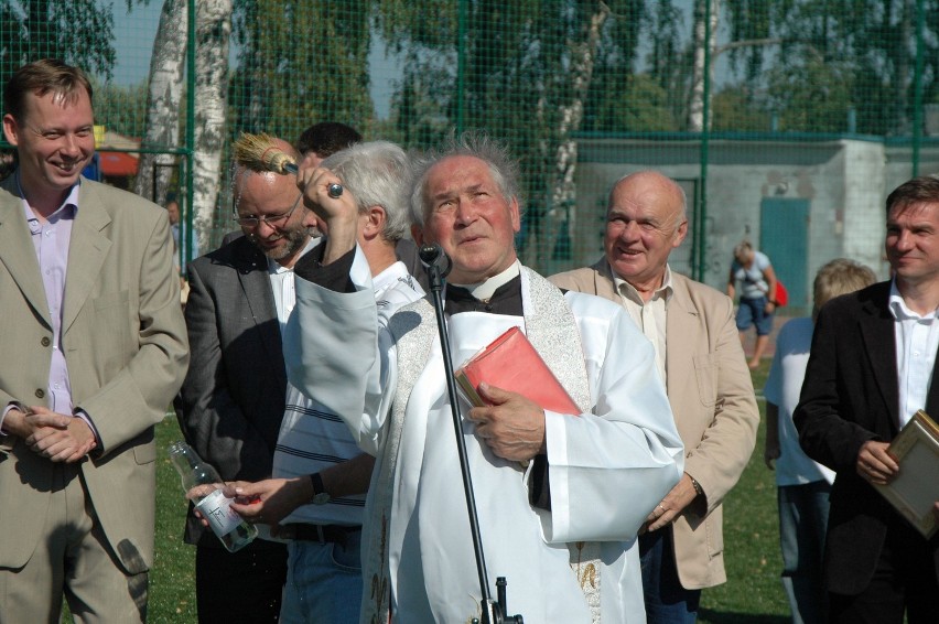 Słupsk: Boisko ze sztuczną płytą otwarte! Pierwsi zagrali juniorzy. ZDJĘCIA