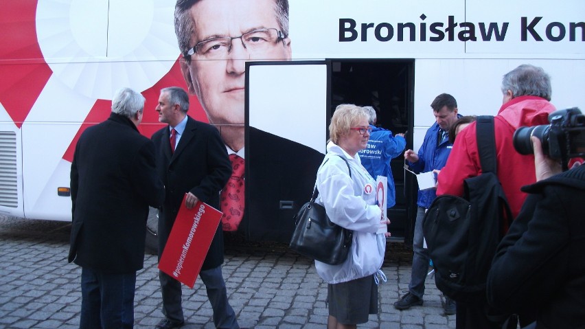 Bronkobus promujący kandydaturę Bronisława Komorowskiego na prezydenta RP przyjechał do Wałbrzycha