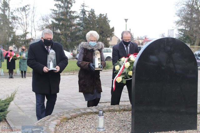 Składanie kwiatów pod macewą przy Zespole Szkół Budowlanych we Włocławku - Międzynarodowy Dzień Pamięci o Ofiarach Holokaustu 2021.