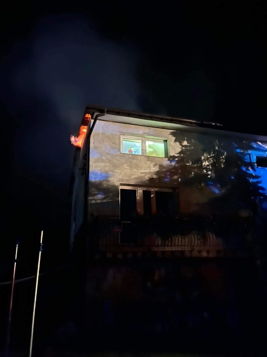 Strażacy walczyli z pożarem dachu domu w Lubaszowej przez...