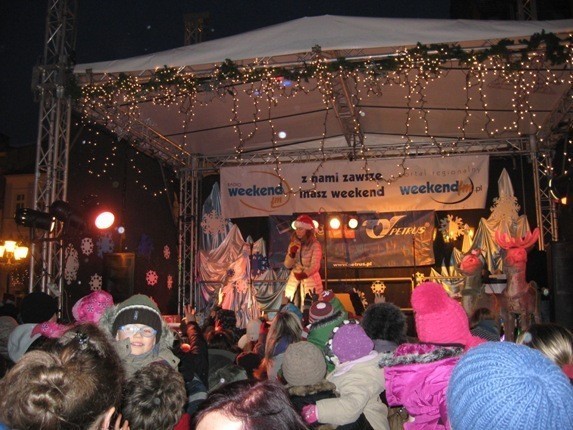 Mikołaj w Chojnicach: Wspólna zabawa ze Świętym Mikołajem na chojnickim rynku [FOTO]