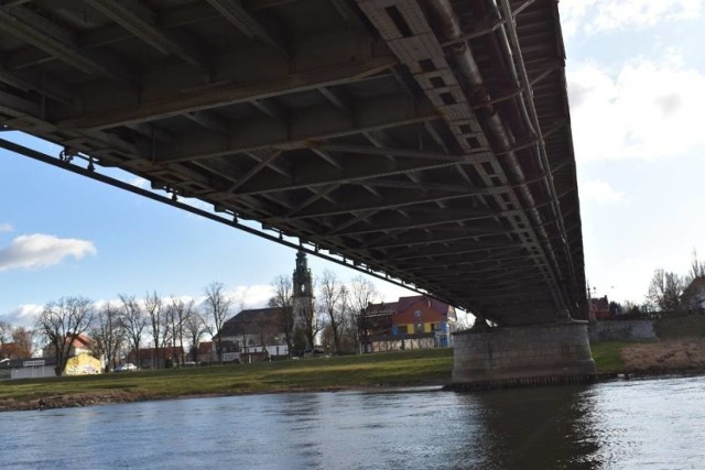 Podniesienie mostu w Krośnie Odrzańskim ma rozpocząć się w przyszłym roku. Na czas prac kierowcy będą przejeżdżać przez Odrę dzięki mostowi tymczasowemu.