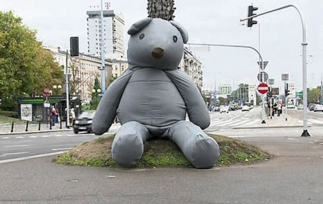 Ogromny pluszowy miś pojawił się w Warszawie - zdjęcia