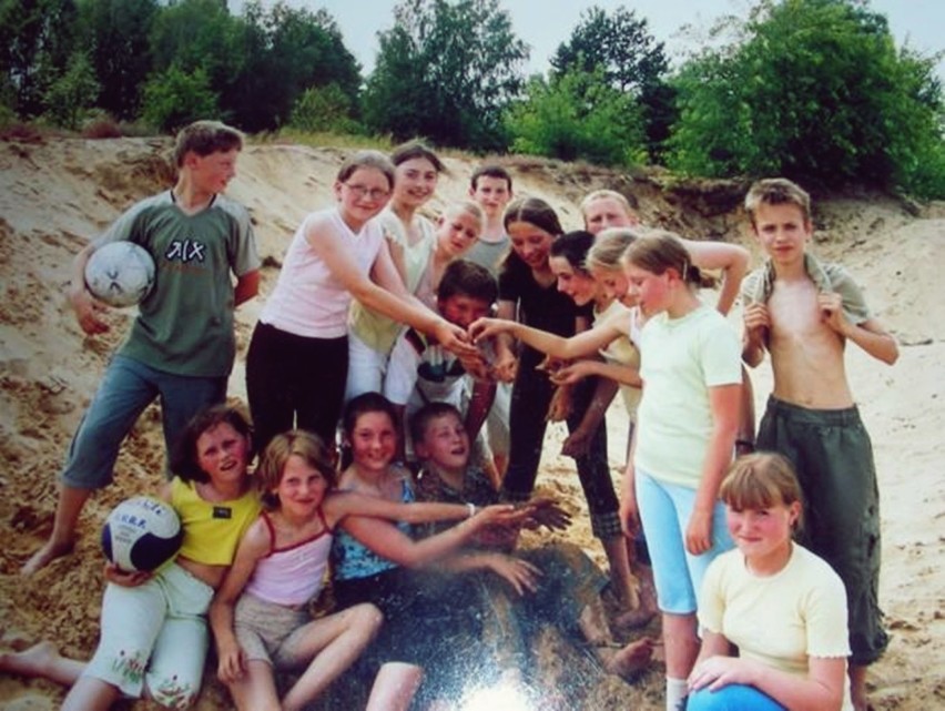 Uczniowie i nauczyciele Szkoły Podstawowej w Złoczewie na archiwalnych fotografiach (zdjęcia)
