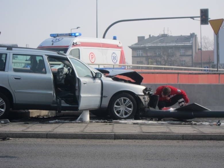 Kraków: wypadek na Rondzie Mogilskim. Samochód uderzył w latarnię