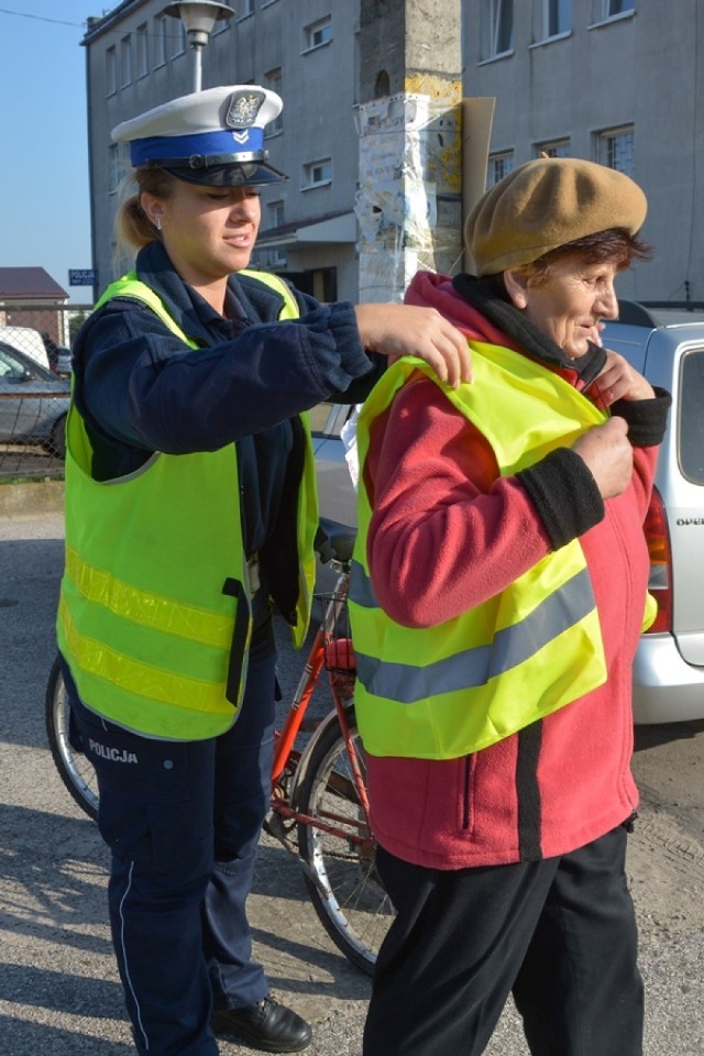 Radomsko: Bezpieczne Drogi Powiatowe. Pracownicy starostwa rozdają kamizelki odblaskowe