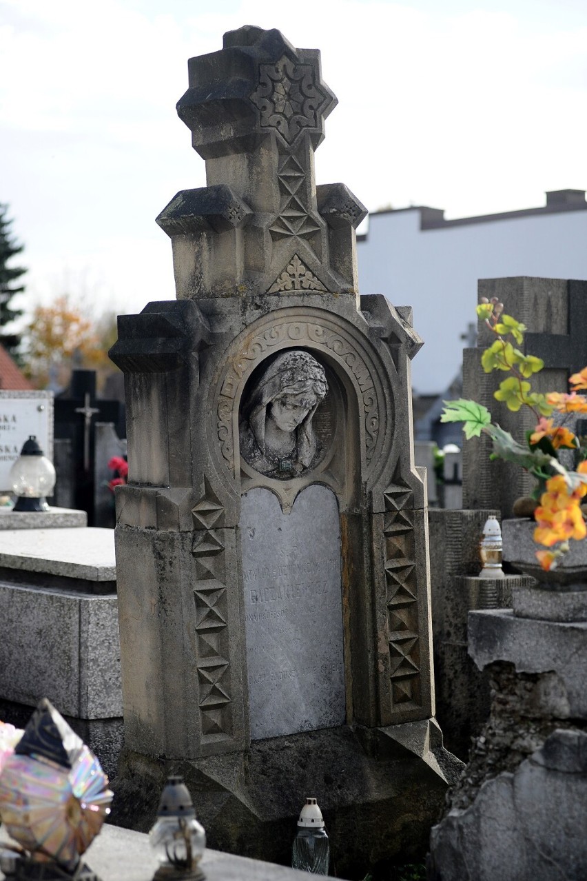 Jaślanie odwiedzają cmentarze. Trwa zbiórka na odnowienie kolejnego zabytkowego nagrobka