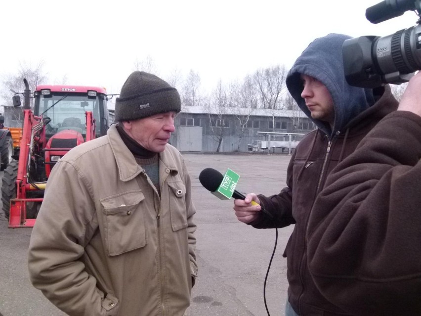 Rolniczy protest w Łowiczu. Rolnicy spowalniają ruch na DK 92 (Foto)