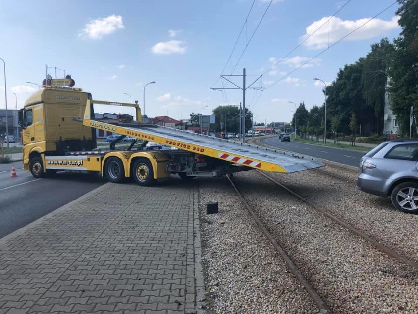 Częstochowa: Wypadek na ul. Jagiellońskiej. Samochód uderzył w słup trakcji tramwajowej, kobieta była zakleszczona 