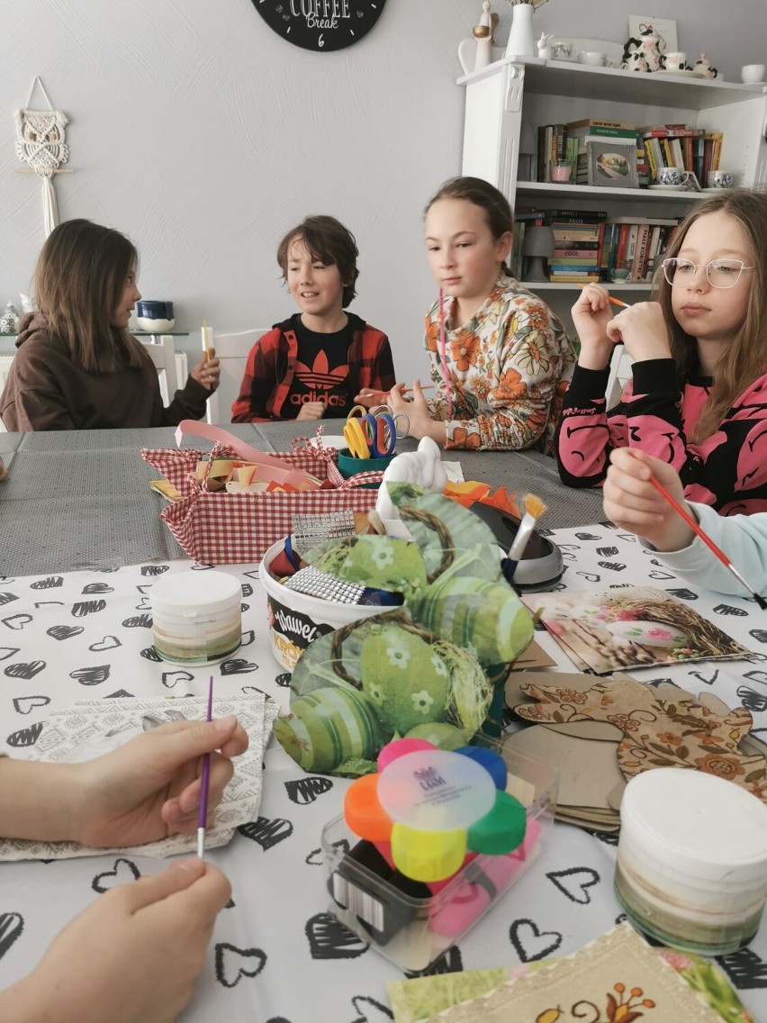 Pięknie ozdobione pisanki z paniami z Koła Gospodyń Miejskich w Chodzieży