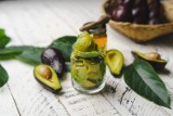 Kto nie powinien jeść awokado? Ten owoc to źródło omega-3, które wspierają zdrowie serca, jednak nie każdy może bezpiecznie go spożywać