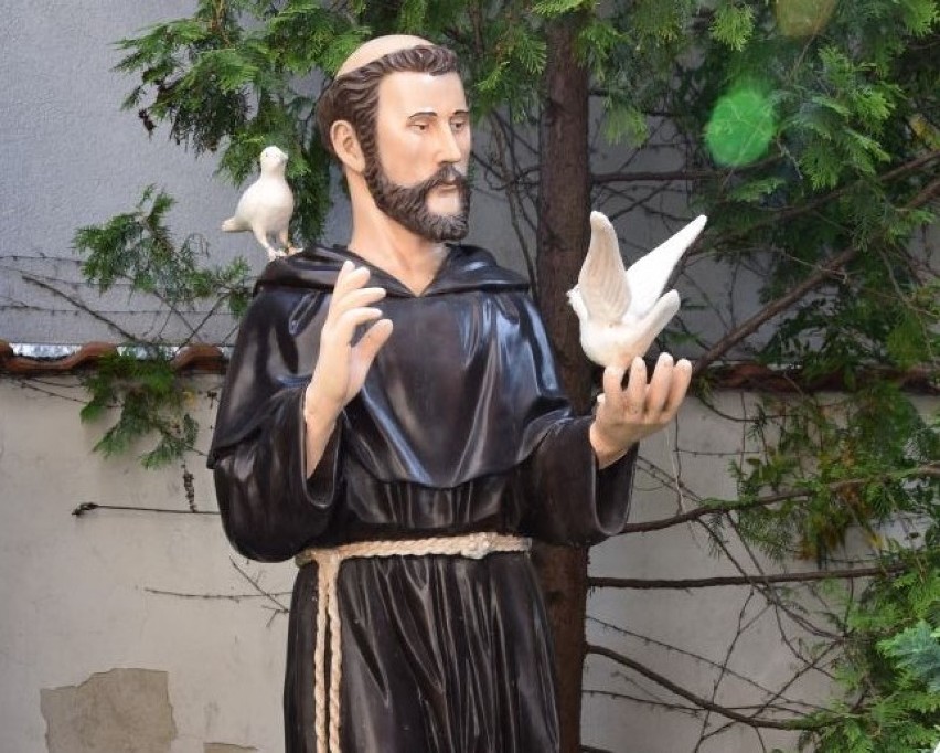 Figura św. Franciszka przy parafii pw. św. Antoniego