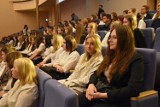 Huczny jubileusz IV Liceum Ogólnokształcącego w Kaliszu. Uczniowie, nauczyciele i absolwenci świętują 30 lat „Paderewskiego”. ZDJĘCIA 
