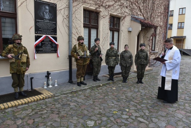 W niedzielę 12 listopada, przy kościele michalitów na toruńskich Rybakach została odsłonięta tablica upamiętniająca legendarnego Cichociemnego Waldemara Szwieca, który zginął 80 lat temu w Górach Świętokrzyskich.