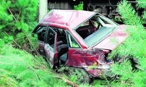 Lokomotywa dosłownie staranowała opla 64-latki; kobieta wyszła jednak cało z wypadku