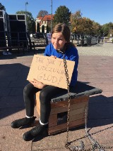Malbork. Akcja "Zerwijmy łańcuchy" z Reksem na placu Jagiellończyka [ZDJĘCIA]. Wolontariusze dziękują za udział i pomoc