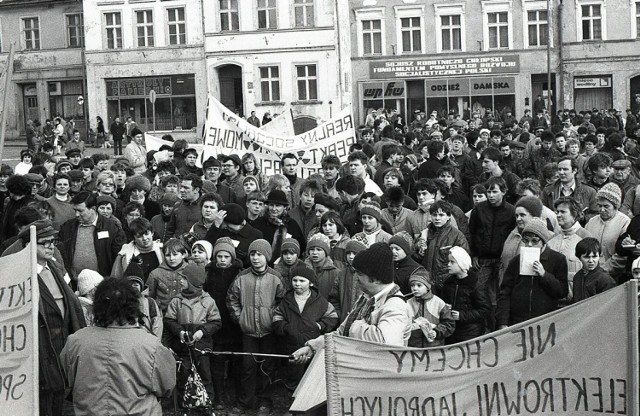 Protesty na placu przed ratuszem w Darłowie, koniec lat 80-tych.