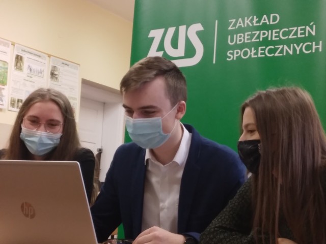 W skład zespołu z Zespołu Szkół w Oleśnie wchodzą: Marta Penczok, Zuzanna Ulbrich i Maciej Jankowski. Ich opiekunką jest nauczycielka przedsiębiorczości i ekonomii Aneta Hunko.