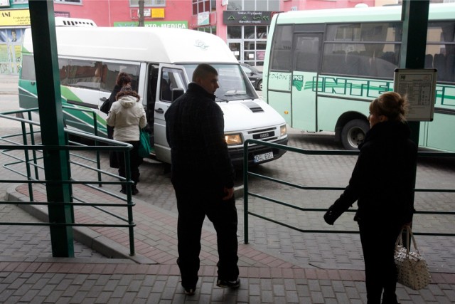 Od nowego roku Intertrans PKS sukcesywnie zawiesza kolejne rejsy autobusów kursujących po gminach w pobliżu Głogowa i Polkowic. Od 11 lutego nie ma już trzech z nich na trasach do Kotli, Szlichtyngowej i Krzydłowic, a od niedzieli, 17 lutego z rozkładu jazdy znika kurs do Wałbrzycha i z powrotem. To jednak tylko zapowiedź kłopotów dla pasażerów tego przewoźnika, bo wszystko wskazuje na to, że w wakacje na wiejskie trasy nie wyjedzie już żaden autobus tej spółki. Dlaczego?

- Jesteśmy spółką prawa handlowego i musimy dbać o wynik finansowy - mówi Paweł Tryka, menedżer  do spraw przewozów osobowych Intertrans PKS. - Utrzymujemy połączenia na wielu liniach, które nie są rentowne, a to działanie wbrew zasadom biznesu. Dlatego po naszych analizach kosztów zawieszamy pierwsze kursy i nie wykluczamy kolejnych takich ruchów, jeśli samorządy, na których ciąży obowiązek zapewnienia dojazdu swoim mieszkańcom, nie zaczną z nami współpracować. Jest całkiem realne, że w wakacje nie wypuścimy do gmin żadnego autobusu - dodaje.   

ZAWIESZONE KURSY OD 11 LUTEGO:

7:35 Kotla – Głogów
8:18 Głogów – Kotla
18:10 Głogów – Szlichtyngowa
18:45 Szlichtyngowa – Głogów
19:20 Głogów – Krzydłowice
20:05 Krzydłowice – Głogów

ZAWIESZONE KURSY OD 17 LUTEGO:
10:30 Głogów – Wałbrzych
17:30 Wałbrzych – Głogów

Czytaj dalej pod kolejnym zdjęciem