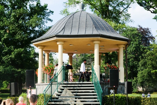 Tradycyjnie koncerty z cyklu "Lato z Telemannem" odbywają się w parku przy alei Jana Pawła II w Żarach.
