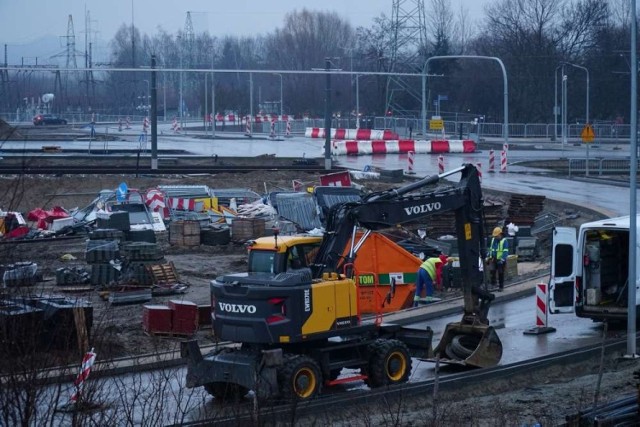 Trwa budowa węzła komunikacyjnego na trasie tramwaju na Naramowice. Uruchomienie trasy tramwajowej do ul. Błażeja planowane jest na pierwsze półrocze 2022 r., natomiast całego układu drogowego – na jesień tego roku.