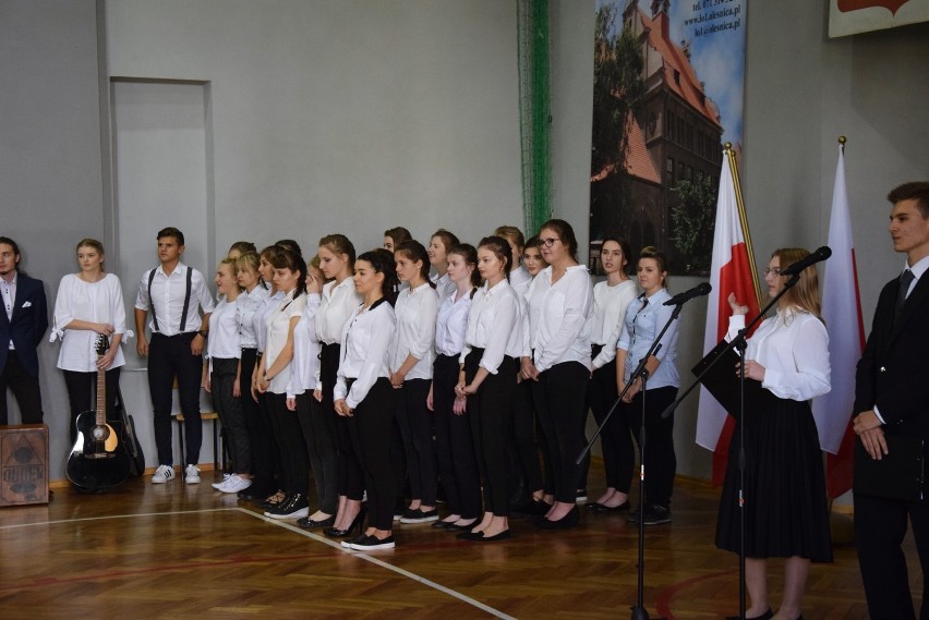 Uroczystość Dnia Edukacji Narodowej w oleśnickiej jedynce