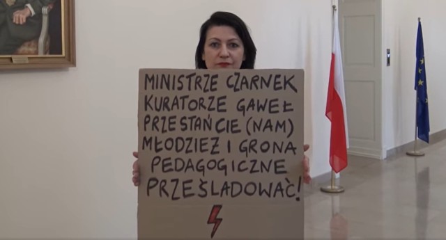 W nagraniu pojawia się także Marta Mazurek, wiceprzewodnicząca Komisji Oświaty i Wychowania RMP, która przed kamerą staje z transparentem.