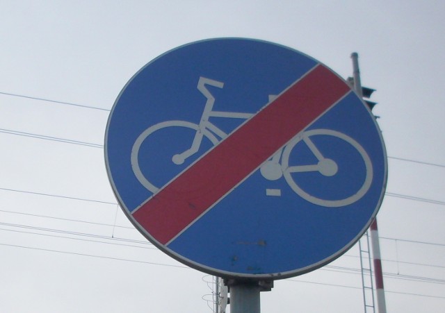Znak "koniec drogi rowerowej" oznacza, że należy zejść z roweru lub zjechać na jezdnię. Nie oznacza wcale,tu paradoks, że do tej pory jechaliśmy po drodze rowerowej!