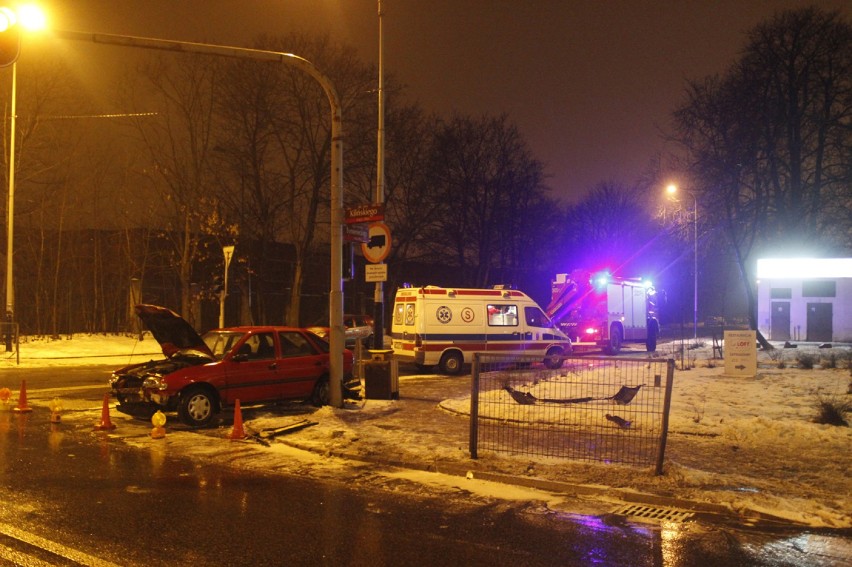 Wypadek: Pijany kierowca doprowadził do zderzenia na ul.Tymienieckiego w Łodzi [ZDJĘCIA]