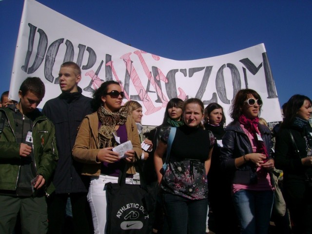 Ponad p&oacute;ł tysiąca uczni&oacute;w ł&oacute;dzkich szk&oacute;ł ponadgimnazjalnych protestowało przeciwko dopalaczom.