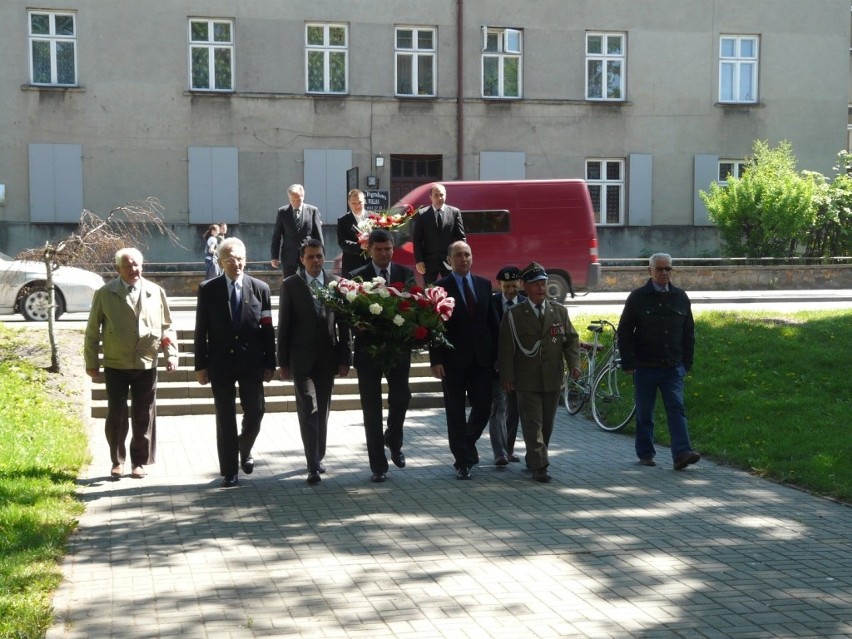 Złożenie kwiatów pod Grobem Nieznanego Żołnierza w rocznicę wyzwolenia