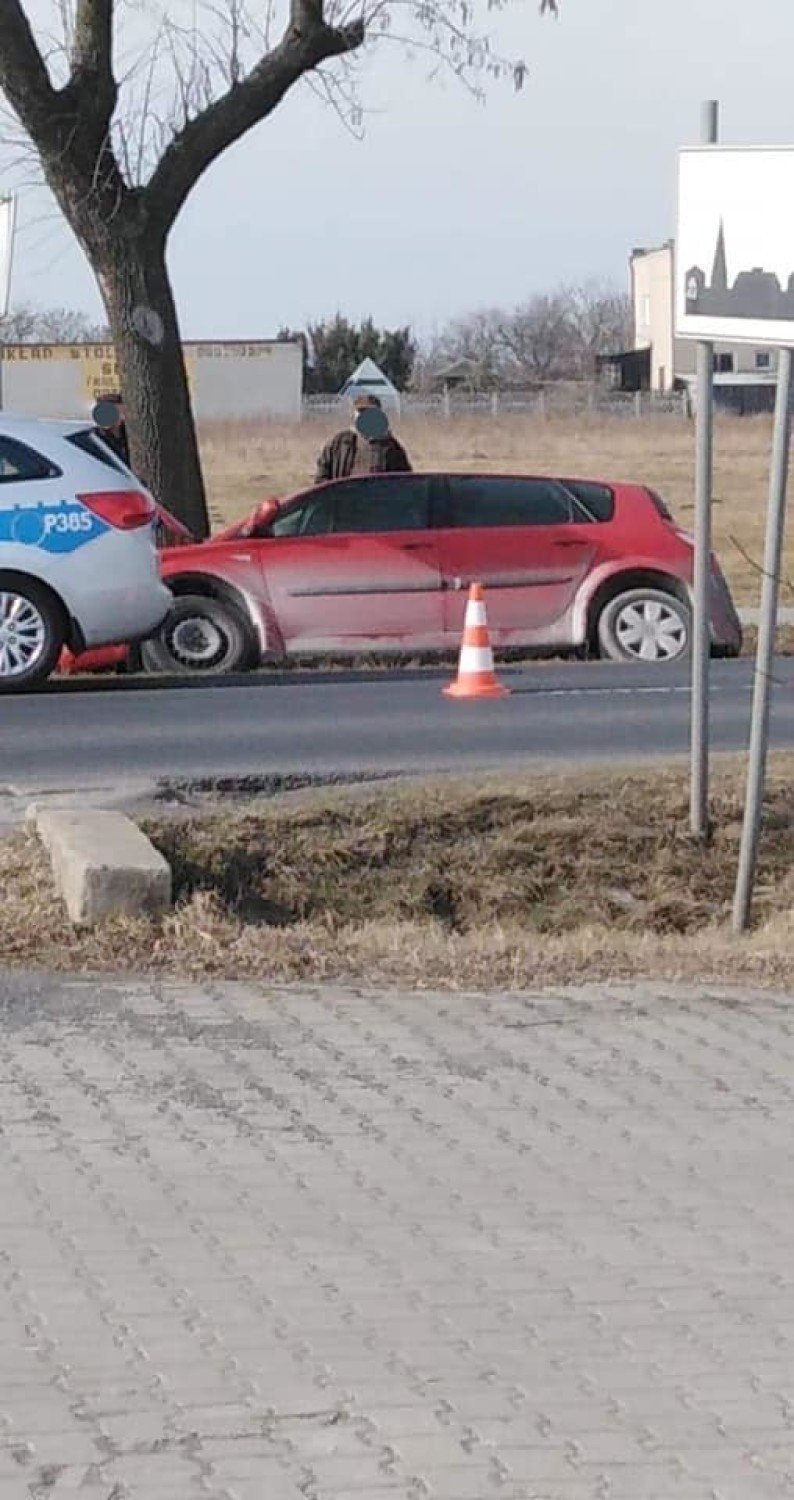 Samochód wypadł z drogi w Miedźnie. Wjechał do rowu