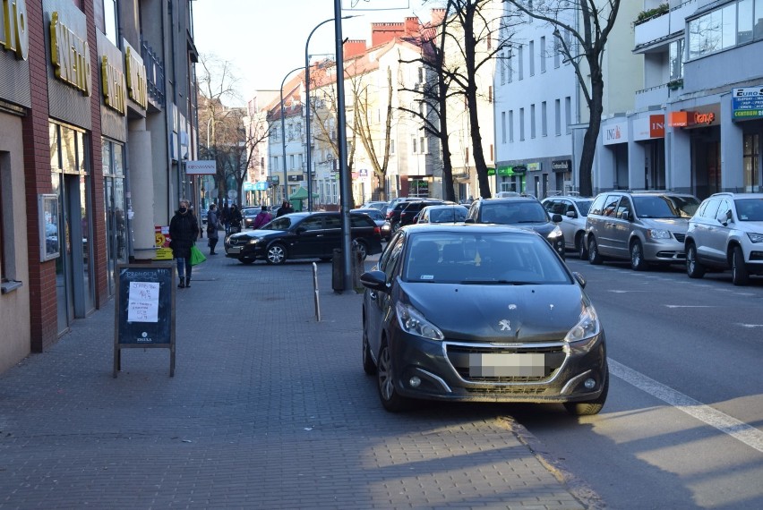 Parkowanie po stargardzku. ZDJĘCIA z zimy "mistrzów parkowania" w Stargardzie. Starsze też są