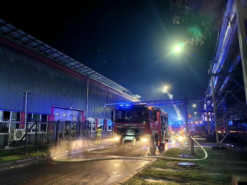Pożar hali w fabryce klocków w Mielcu. W akcji ponad 50 strażaków [ZDJĘCIA]