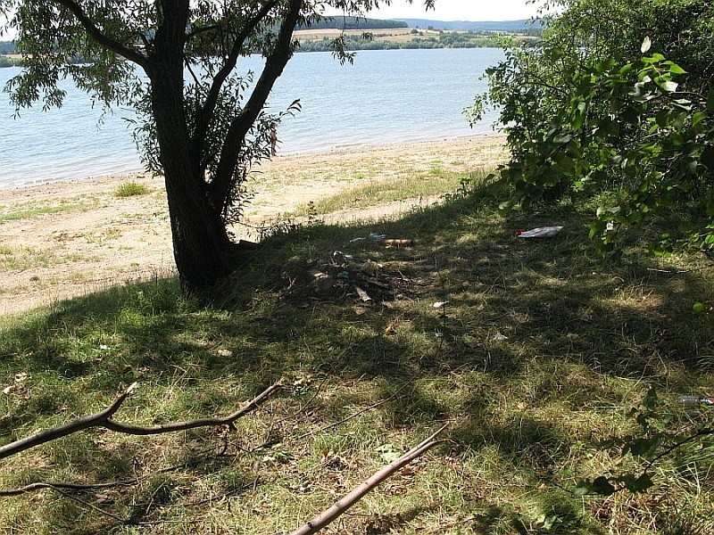 Ludzie plażują nad zbiornikiem wody pitnej Słup (ZDJĘCIA)