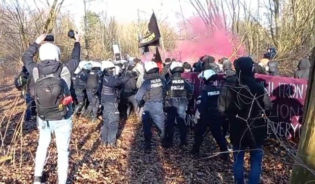 Na miejsce skierowano 200 policjantów.