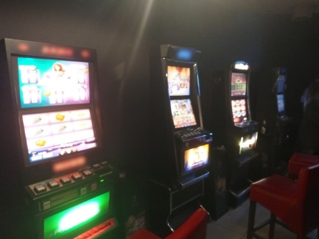 Skonfiskowane automaty do gier hazardowych. Pracownik lokalu oraz 3 graczy z zarzutami.