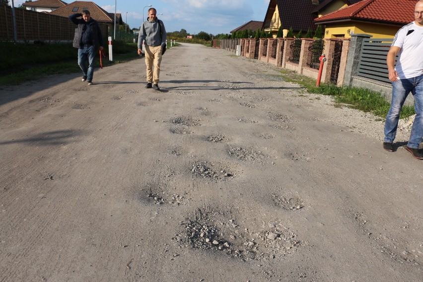 Mieszkańcy proponują zmianę nazw dziurawych ulic na Poligonową i Kraterową [zdjęcia]