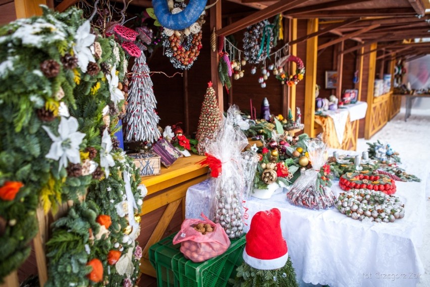 Kiermasz Bożonarodzeniowy w Kraśniku. Sprawdź co możesz kupić przed świętami na kraśnickim rynku (ZDJĘCIA)