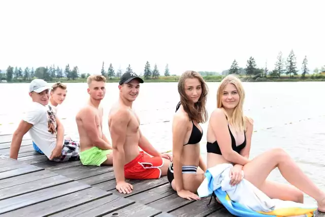 Od prawej: Julka, Kamila, Paweł, Władek, Marek i Bogdan ze Starego Sącza. Lubia przychodzić nad tutejsze kąpielisko „Stawy”
