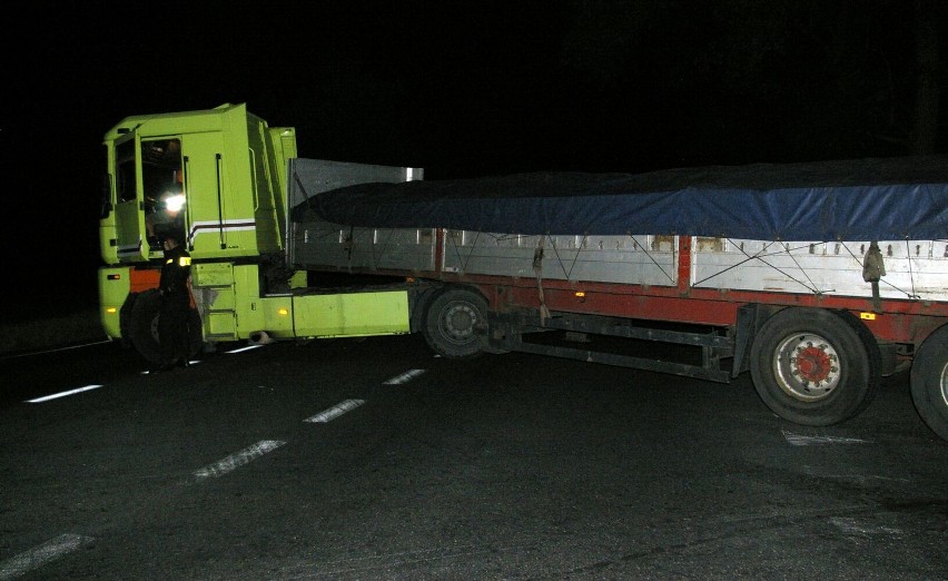 Ciągnik siodłowy z naczepą zepsuł się na skrzyżowaniu koło Skrzydlewa