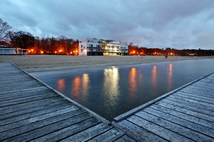 Dawna Zatoka Sztuki na plaży w Sopocie, zdjęcie archiwalne z...