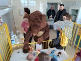 W Dzień Pluszowego Misia małych pacjentów Wojewódzkiego Szpitala w Przemyślu odwiedził miś [ZDJĘCIA]