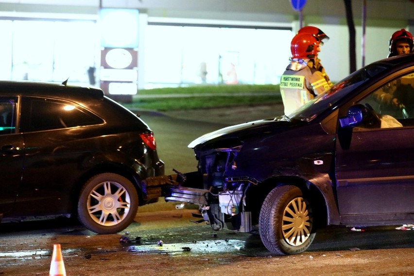 Wypadek przy skrzyżowaniu ul. Kostromskiej i Sikorskiego (koło LIDLa) w Piotrkowie
