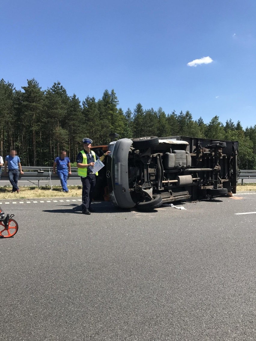 Wypadek na A1: dostawczak przewrócił się na drodze