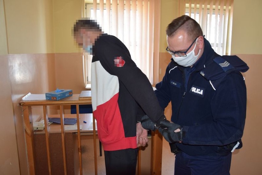 57-latek zatrzymany po interwencji policjantów we Władysławowie usłyszał zarzut czynnej napaści na funkcjonariuszy publicznych oraz zmuszenia do zaniechania udzielenia pomocy medycznej podczas wykonywania obowiązków służbowych