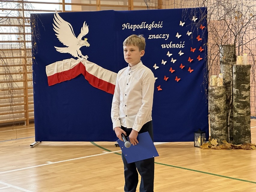Patriotyczne nuty w Rybnie: Jak społeczność szkolna świętowała Niepodległość  (WIDEO I ZDJĘCIA)